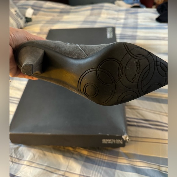 NWOT Kenneth Cole Size 7 Grey suede boot - Picture 4 of 5
